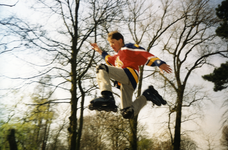 108657 Afbeelding van Wokke van Os die met zijn skeelers een sprong maakt in het Wilhelminapark te Utrecht.N.B. De foto ...